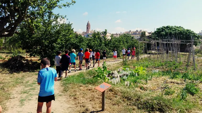 Imatge nenes i nens al centre d'educació ambiental de Cal Fèlix Riu Gaià