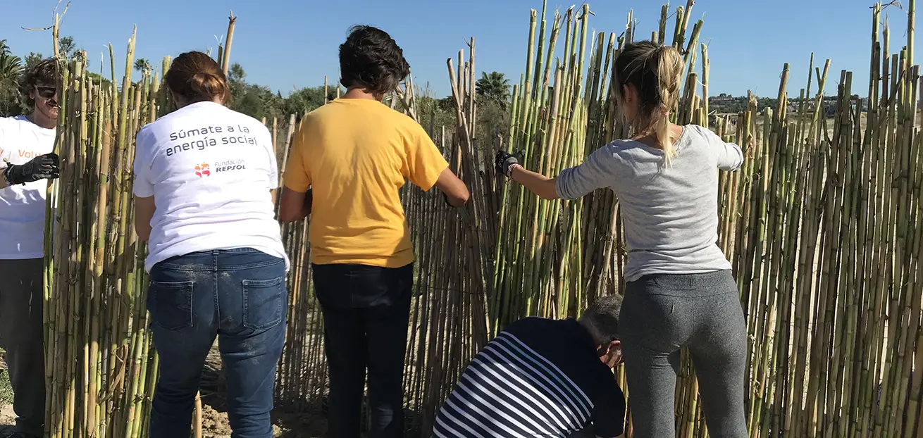 Imatge de voluntaries fent feines al riu Gaià